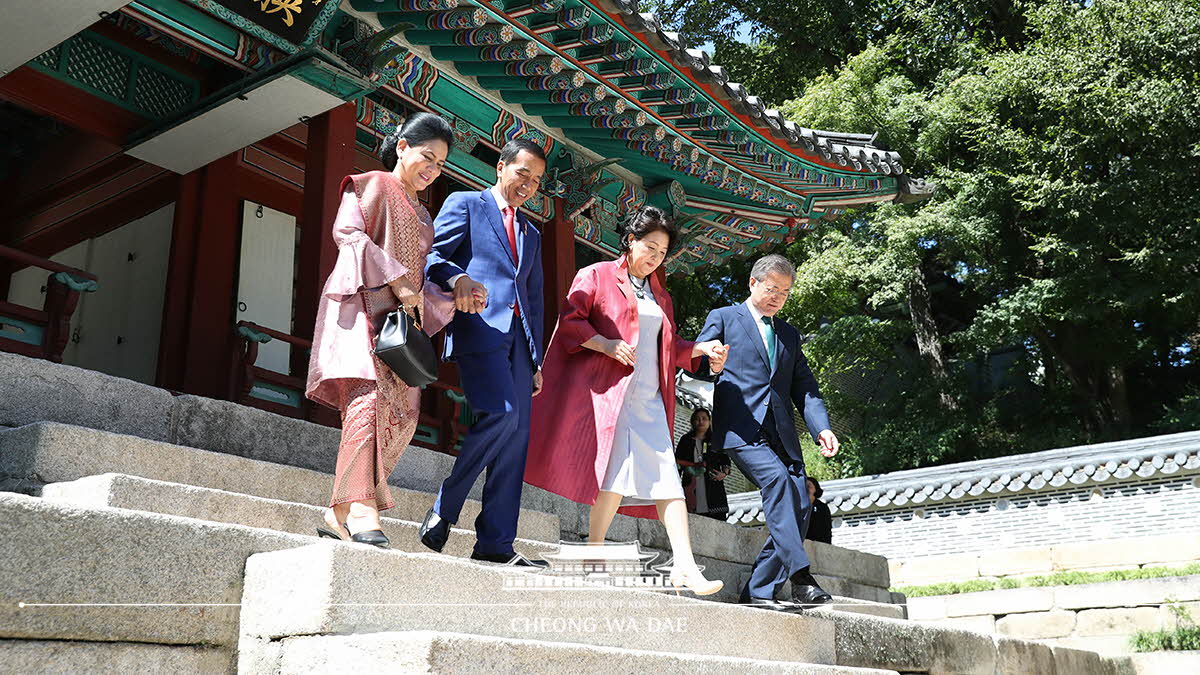 Spending time with Indonesian President Joko Widodo and his wife at Changdeokgung Palace