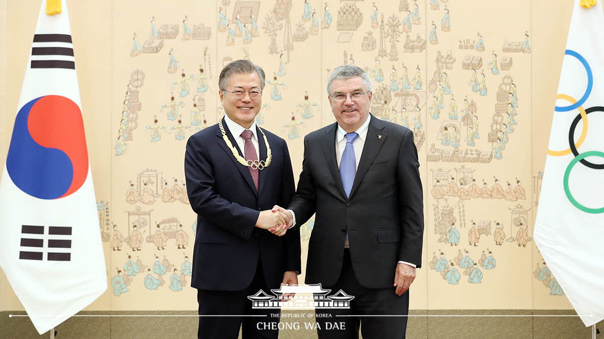 Meeting with IOC President Thomas Bach for the Gold Olympic Order presentation ceremony at Cheong Wa Dae