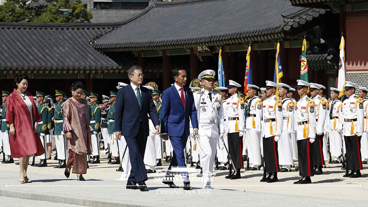 Attending the official welcoming ceremony for Indonesian President Joko Widodo who is on a state visit to Korea