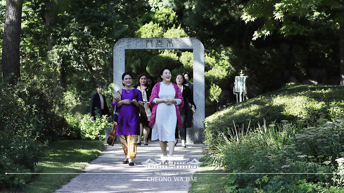 First Lady Kim Jung-sook spending time with Indonesian First Lady Iriana Joko Widodo at Cheong Wa Dae