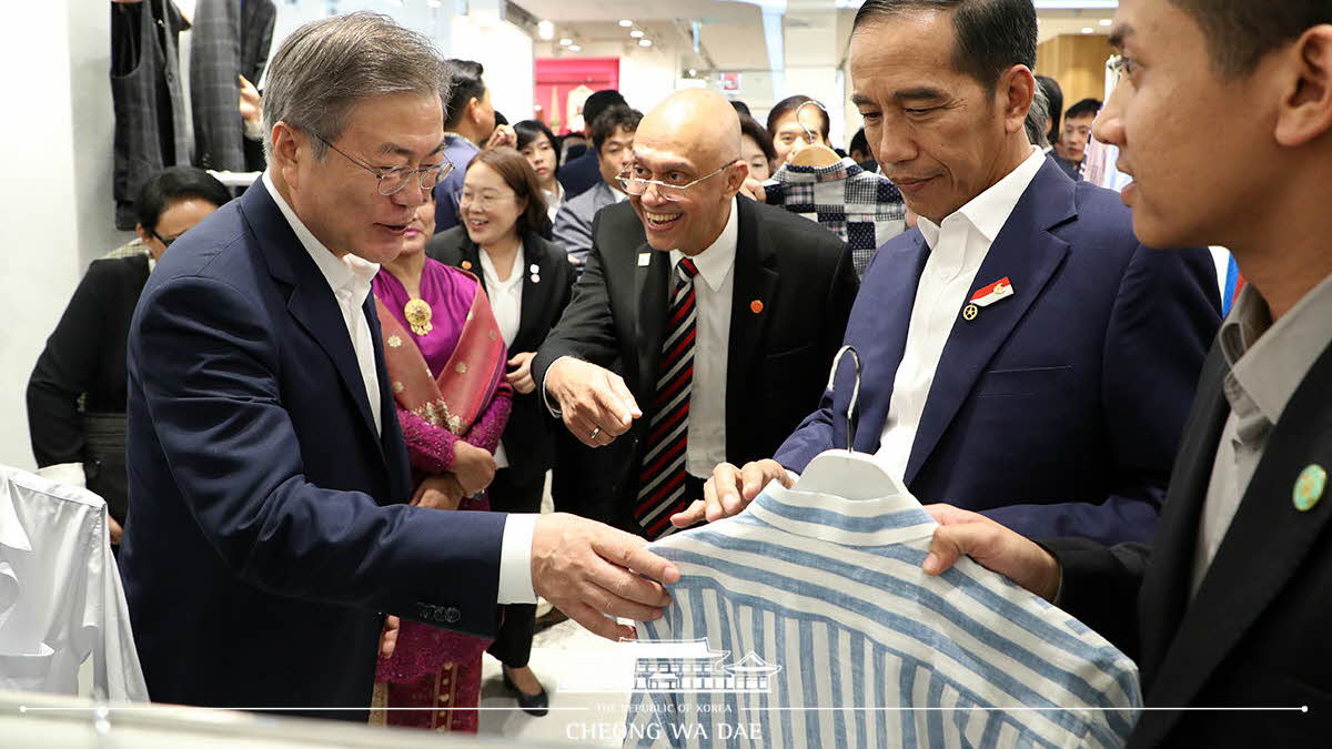 Accompanying Indonesian President Joko Widodo and First Lady Iriana Joko Widodo during their visit to the Dongdaemun shopping district