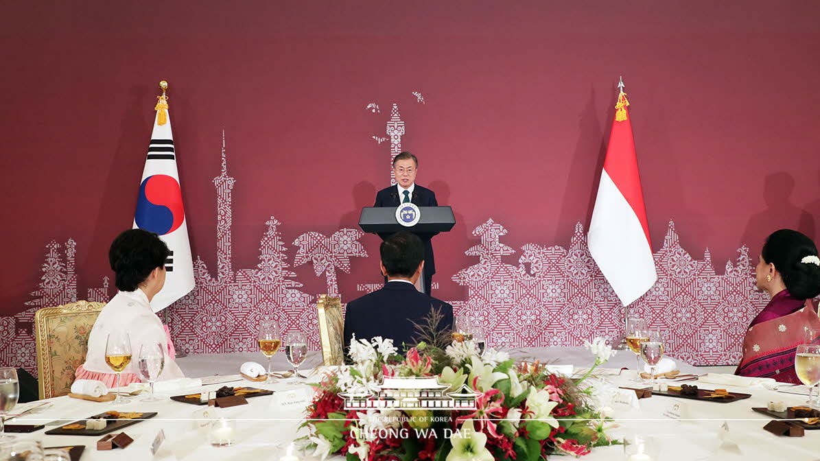 Hosting a state dinner for Indonesian President Joko Widodo and First Lady Iriana Joko Widodo