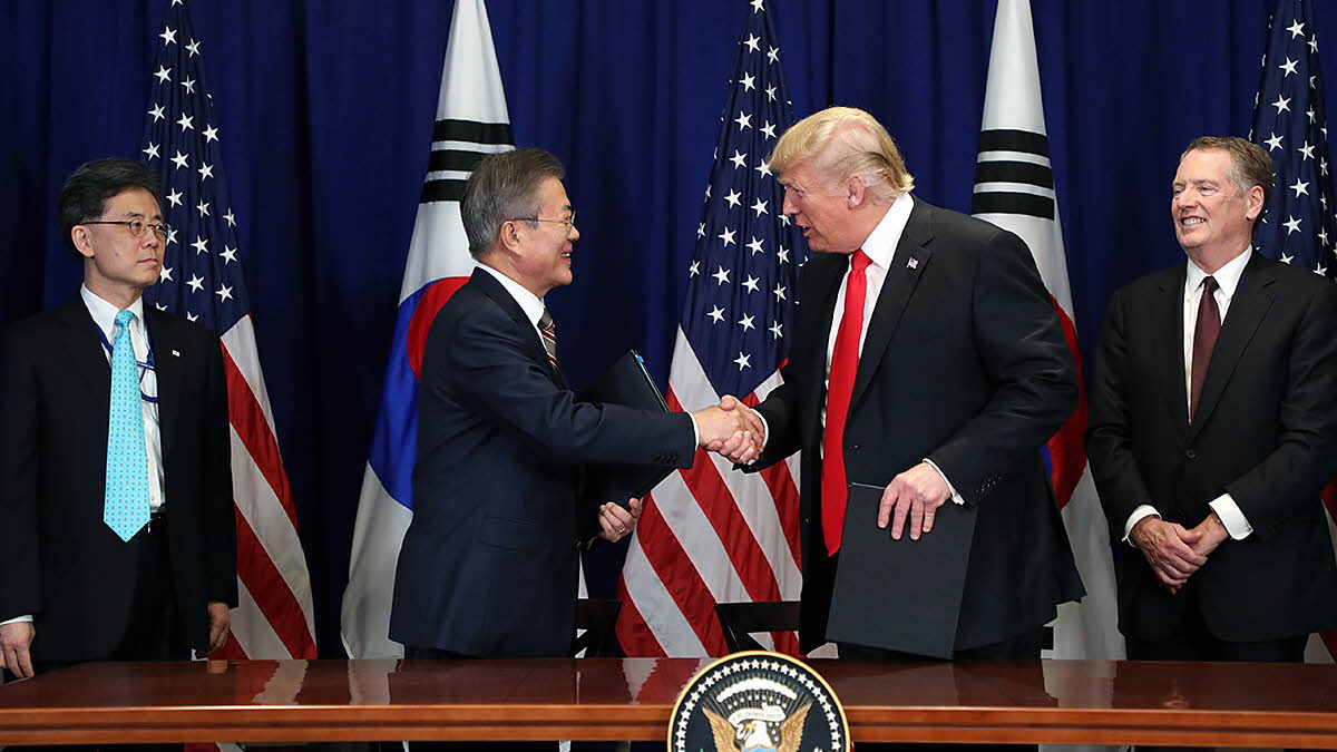 Signing an amendment to the Korea-U.S. Free Trade Agreement