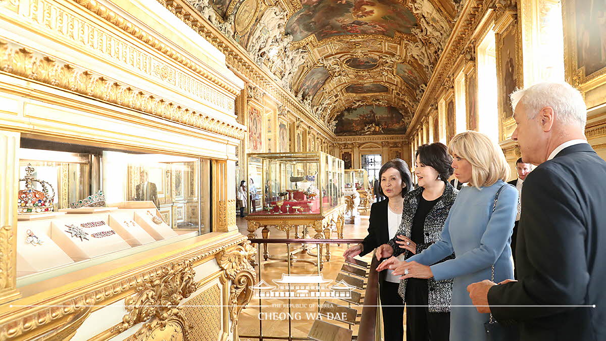 First Lady Kim Jung-sook and French First Lady Brigitte Macron taking a tour of the Louvre in Paris