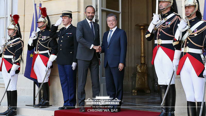 Holding a luncheon meeting with French Prime Minister Édouard Philippe