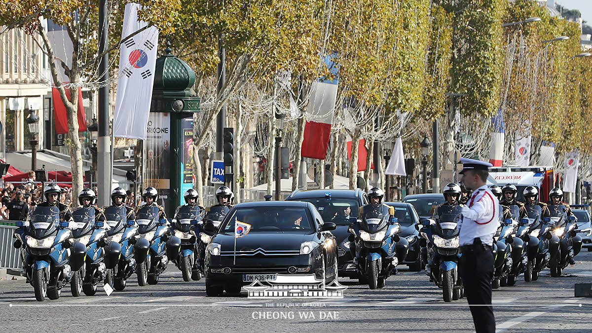 Presidential motorcade from the Arc de Triomphe to the Élysée Palace in Paris