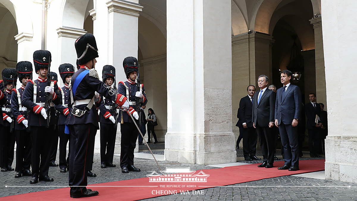 Attending the official welcoming ceremony with Italian Prime Minister Giuseppe Conte