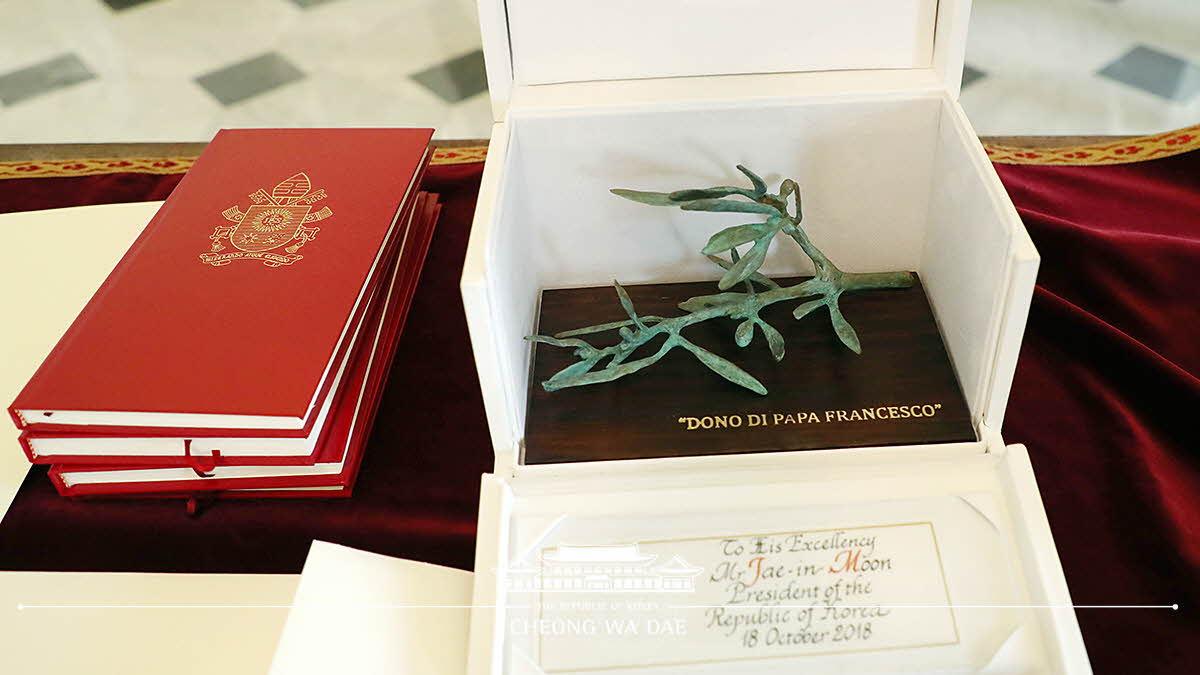 Gifts exchanged during the meeting with Pope Francis