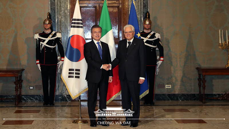 Attending a welcoming ceremony at Italy’s presidential palace in Rome and posing for a commemorative photo