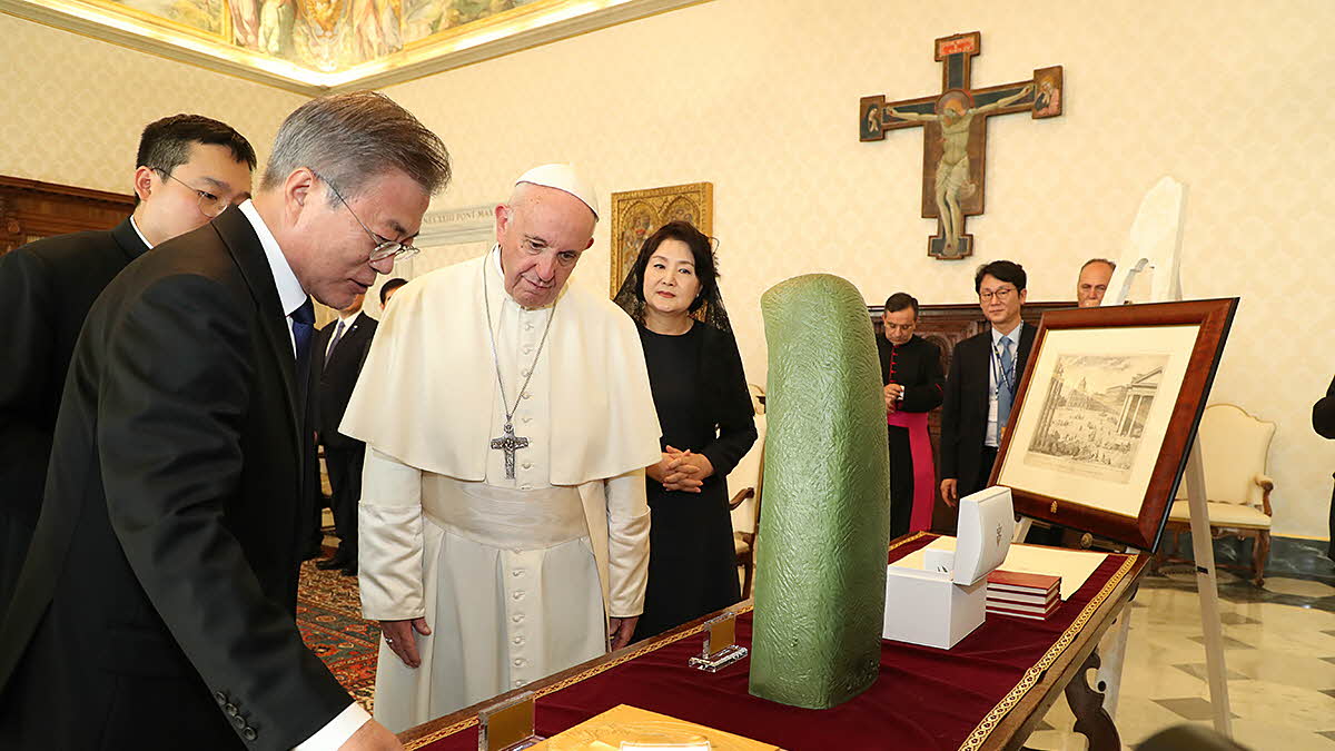 Exchanging gifts with Pope Francis