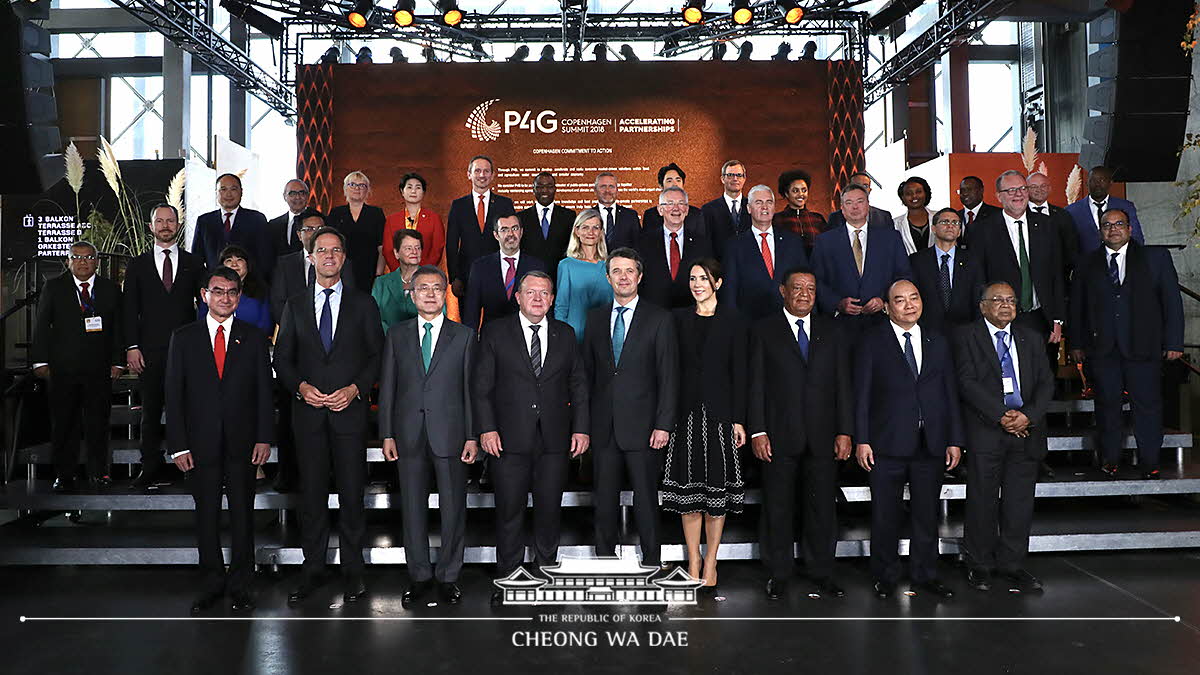 Posing for a commemorative group photo at the Partnering for Green Growth and the Global Goals 2030 (P4G) Summit