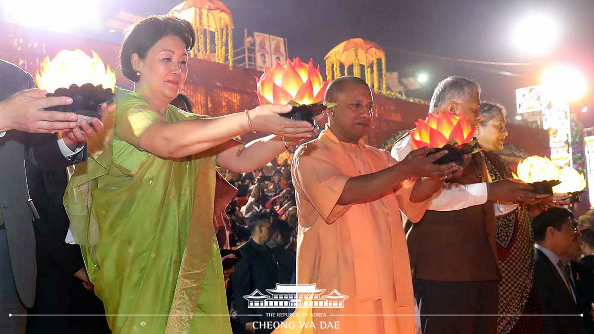 First Lady Kim Jung-sook making congratulatory remarks during the Diwali Festival opening ceremony and participating in a lamp-lighting ceremony in Ayodhya, India