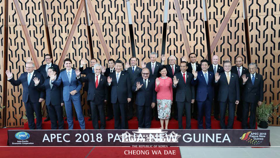 Posing for a commemorative photo before ABAC Dialogue with APEC leaders