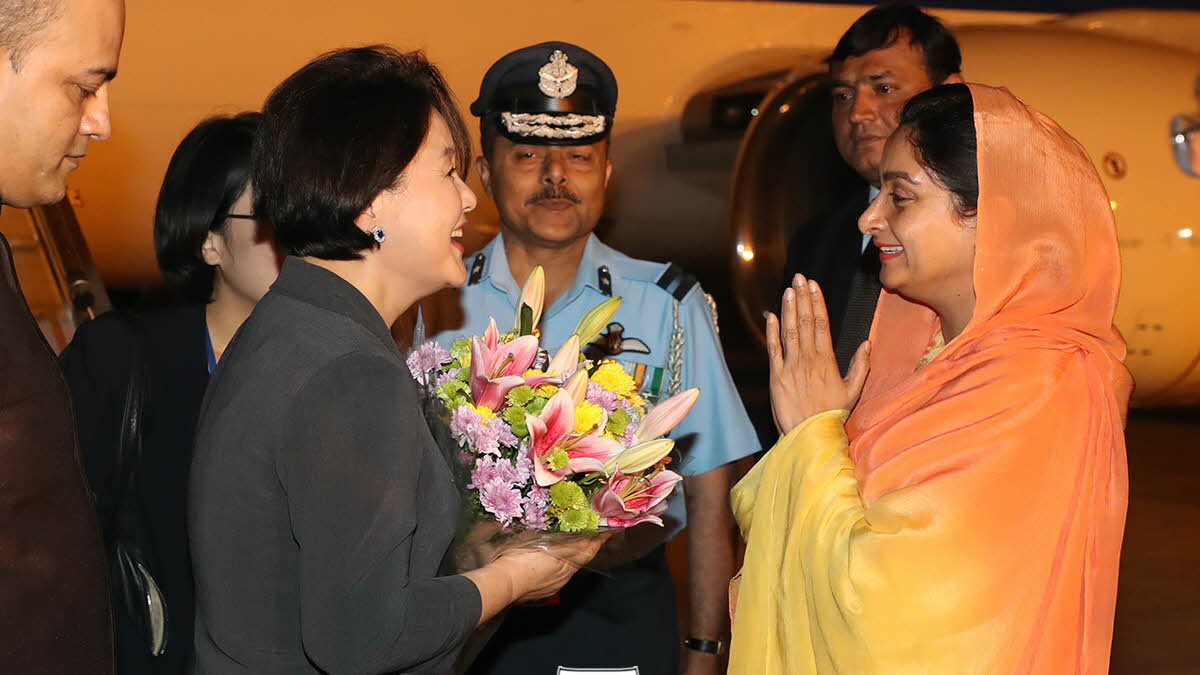 First Lady Kim Jung-sook being greeted by Indian officials upon arrival in India