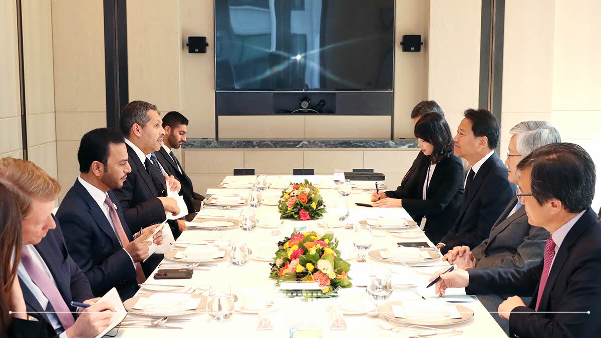 Chief of Staff to the President Im Jong-seok meeting with Khaldoon Khalifa Al Mubarak, Chairman of the Executive Affairs Authority of Abu Dhabi, at Cheong Wa Dae