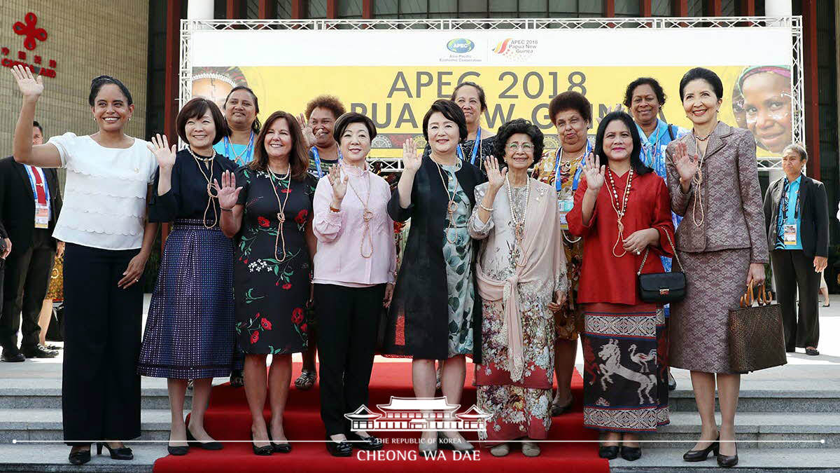 First Lady Kim Jung-sook posing for a commemorative photo with spouses of the APEC leaders