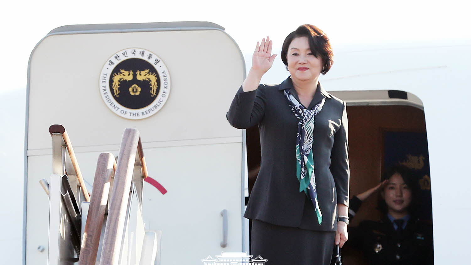 First Lady Kim Jung-sook boarding a plane to visit India