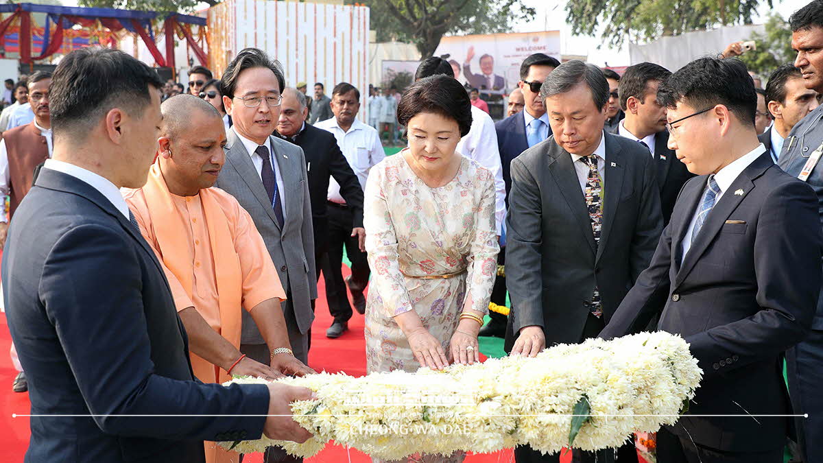 First Lady Kim Jung-sook laying a wreath at the memorial of Queen Huh