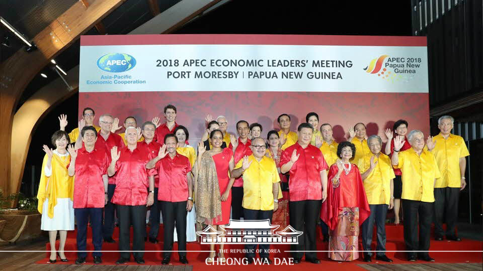 Attending an official welcoming dinner for the APEC Economic Leaders’ Meeting