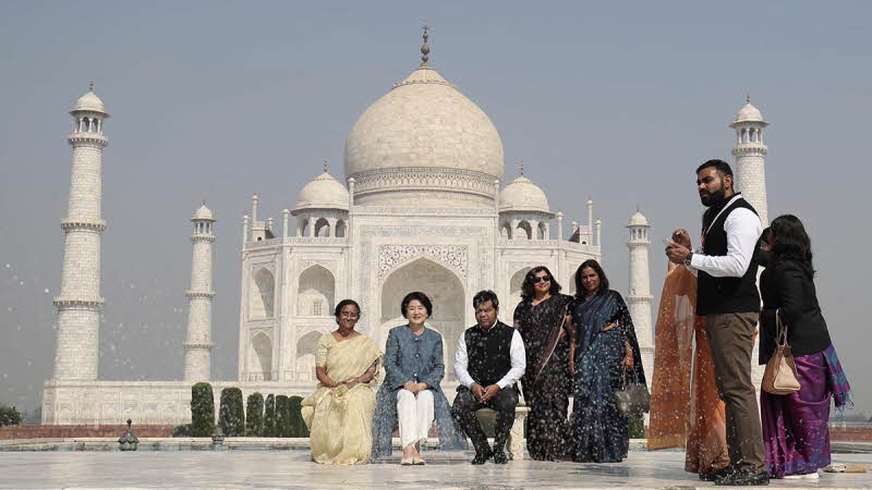 First Lady Kim Jung-sook visiting the Taj Mahal in Agra