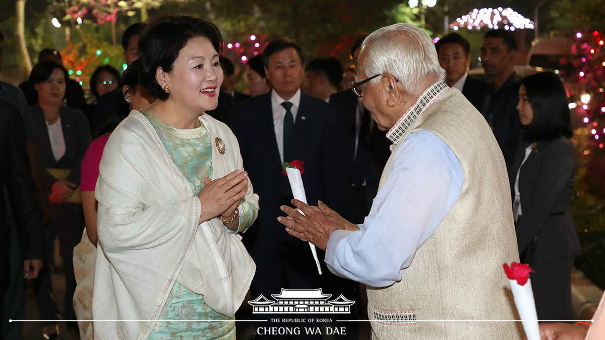 First Lady Kim Jung-sook attending a dinner hosted by Chief Minister of Uttar Pradesh Yogi Adityanath