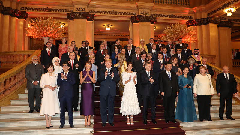 Posing for a commemorative photo before the G20 Summit's cultural performance and dinner