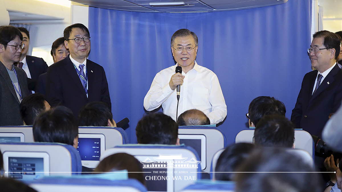 Holding an in-flight press conference on the way to New Zealand