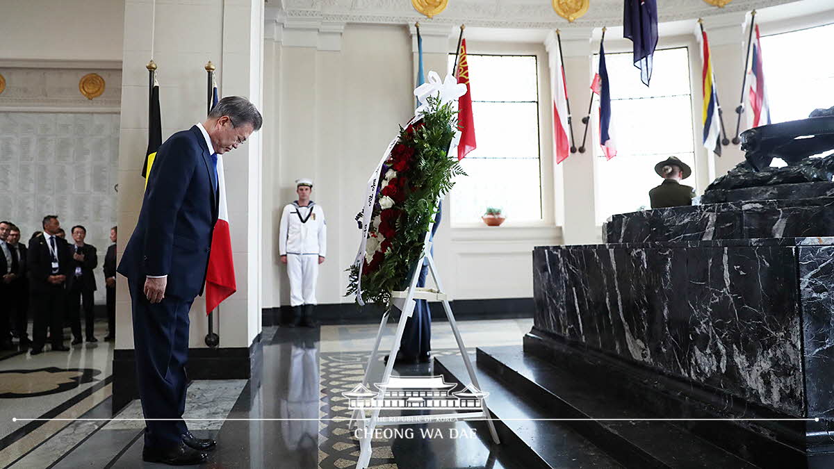 Laying a wreath at the Tomb of the Unknown Warrior in Auckland, New Zealand