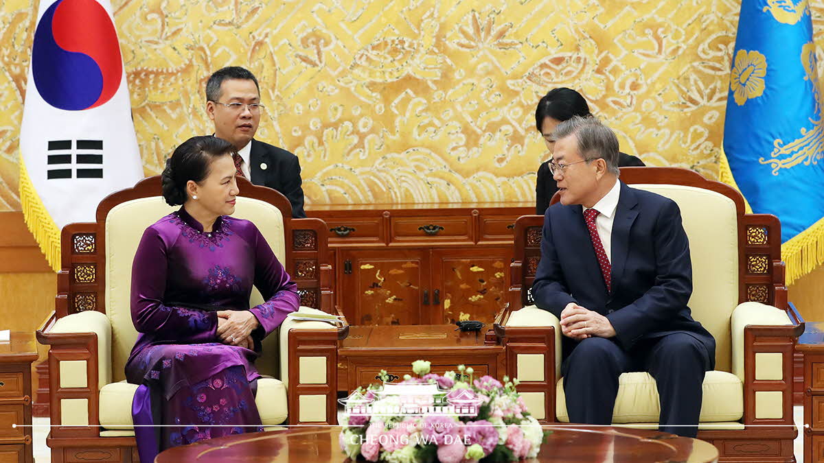 Meeting with Vietnamese National Assembly Chairwoman Nguyen Thi Kim Ngan at Cheong Wa Dae