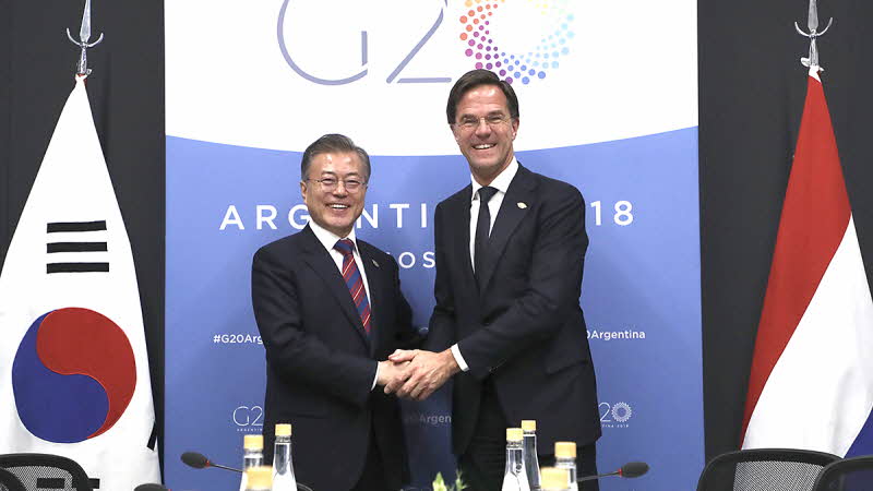 Holding a summit with Prime Minister Mark Rutte of the Netherlands on the sidelines of the G20 Summit in Argentina