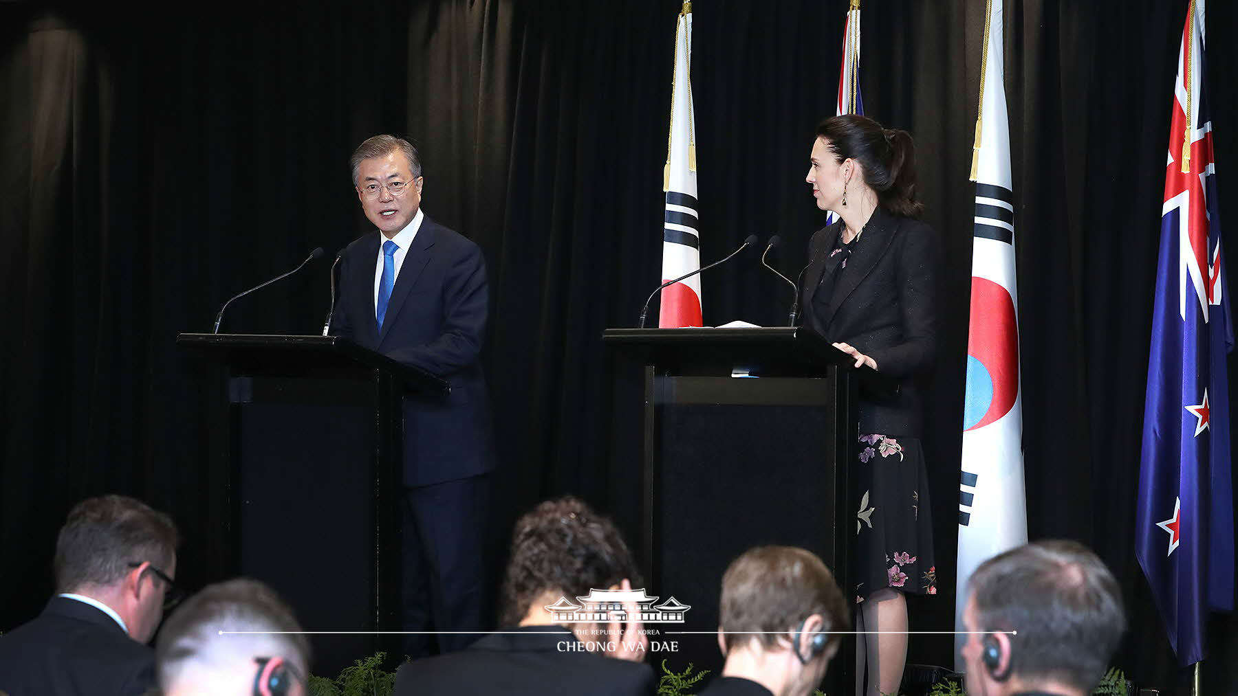 Holding a joint press conference after the Korea-New Zealand summit