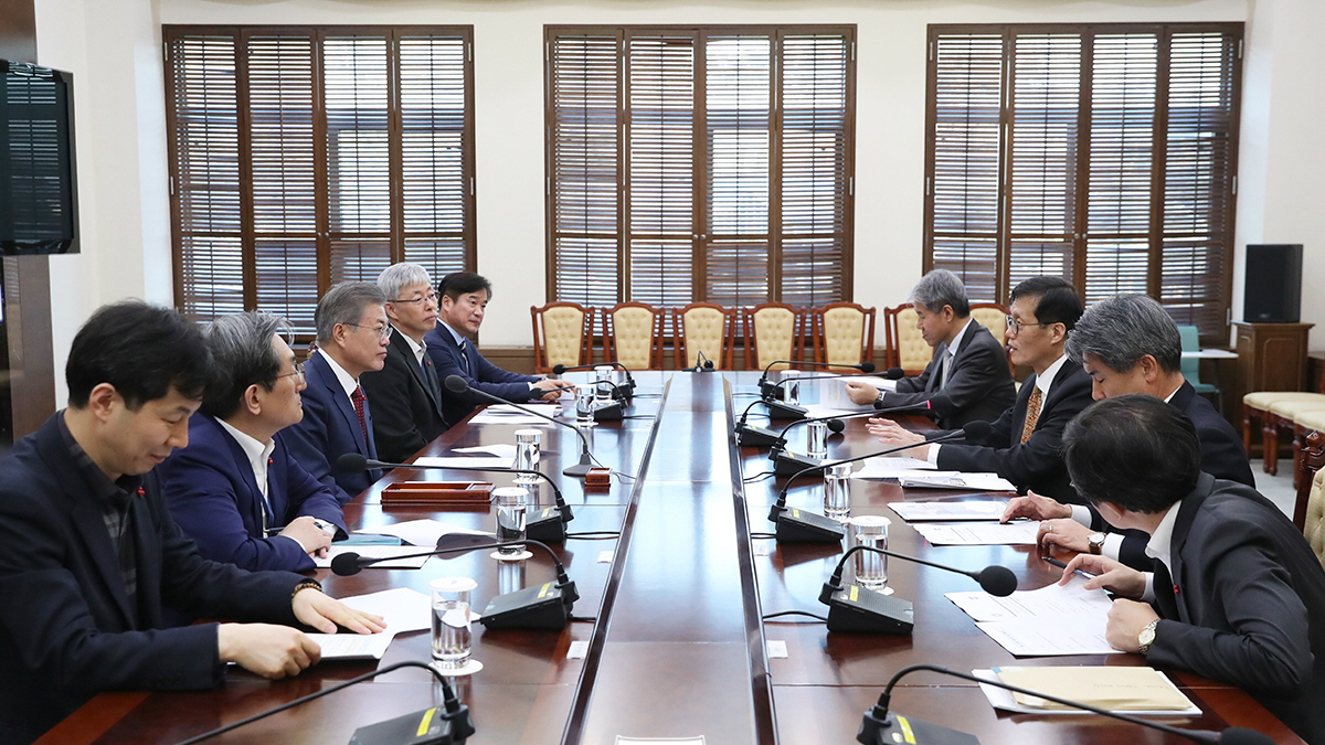 Meeting with IMF Asia and Pacific Department Director Rhee Changyong at Cheong Wa Dae