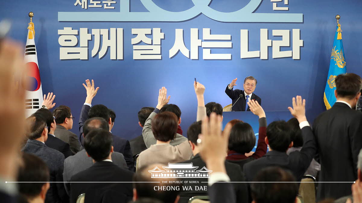 Holding his New Year press conference at Cheong Wa Dae