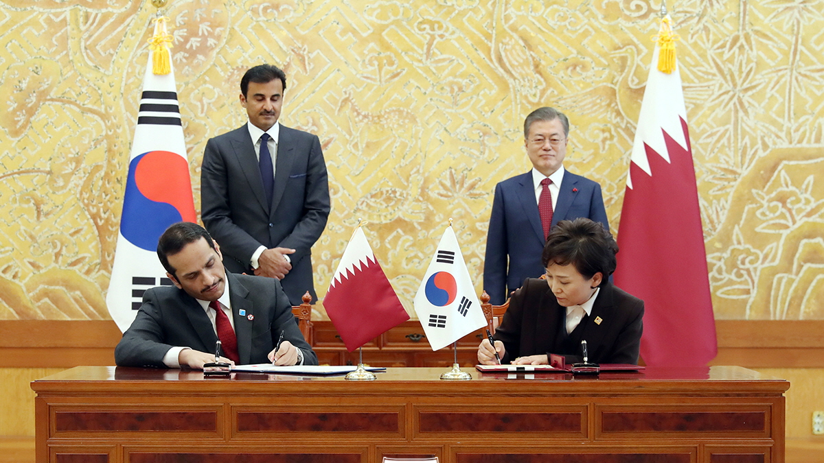 Attending the signing ceremony for MOUs between Korea and Qatar