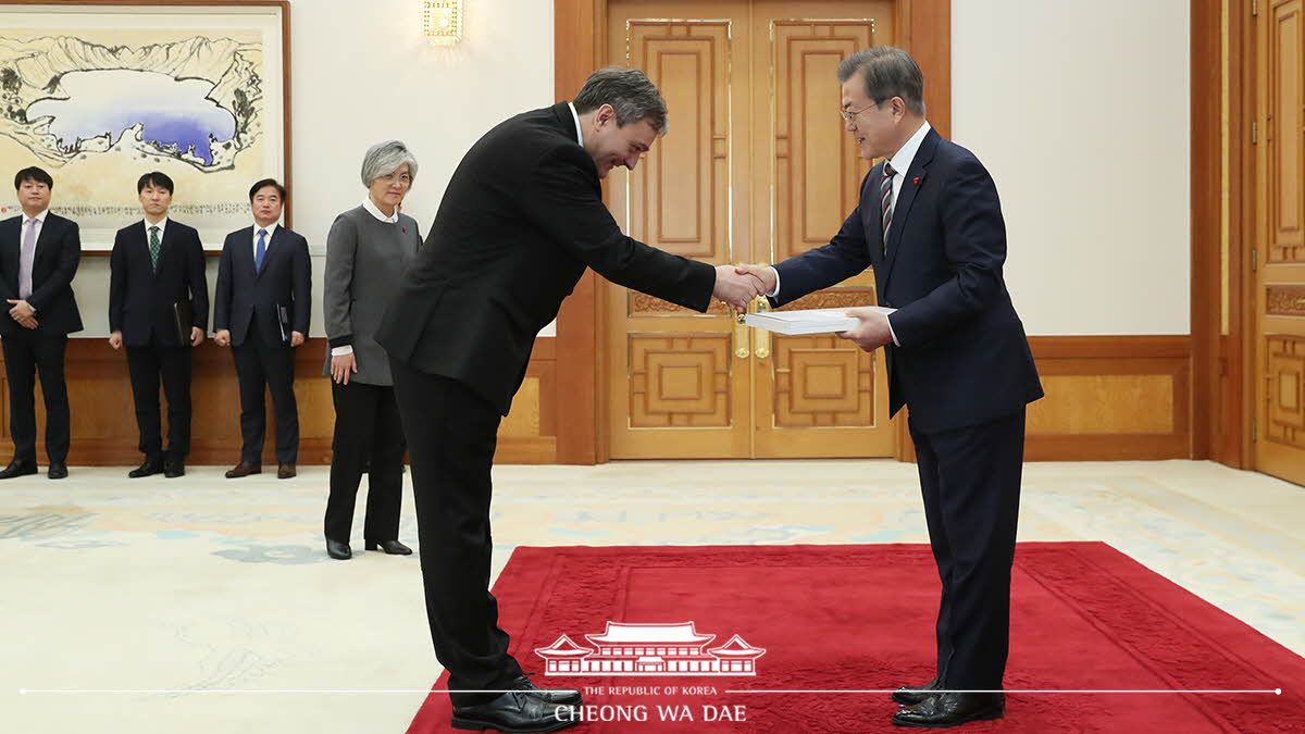 Receiving diplomatic credentials from new ambassadors to Korea at Cheong Wa Dae