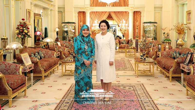 First Lady Kim Jung-sook conversing with Queen Saleha of Brunei at the royal palace