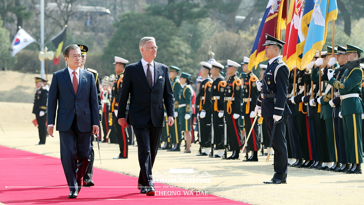 Attending the official welcoming ceremony at Cheong Wa Dae in honor of the state visit by Their Majesties the King and the Queen of the Belgians