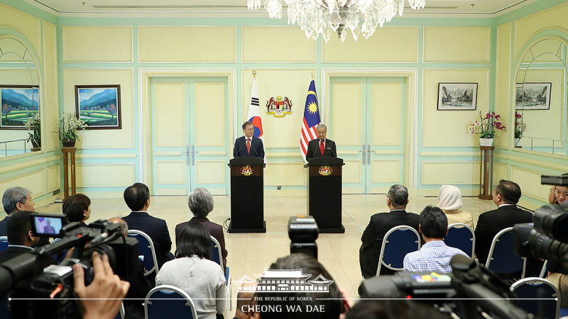 Holding a joint press conference following the Korea-Malaysia summit