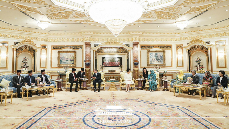 President Moon Jae-in and First Lady Kim Jung-sook conversing with their Bruneian counterparts at the royal palace of Brunei