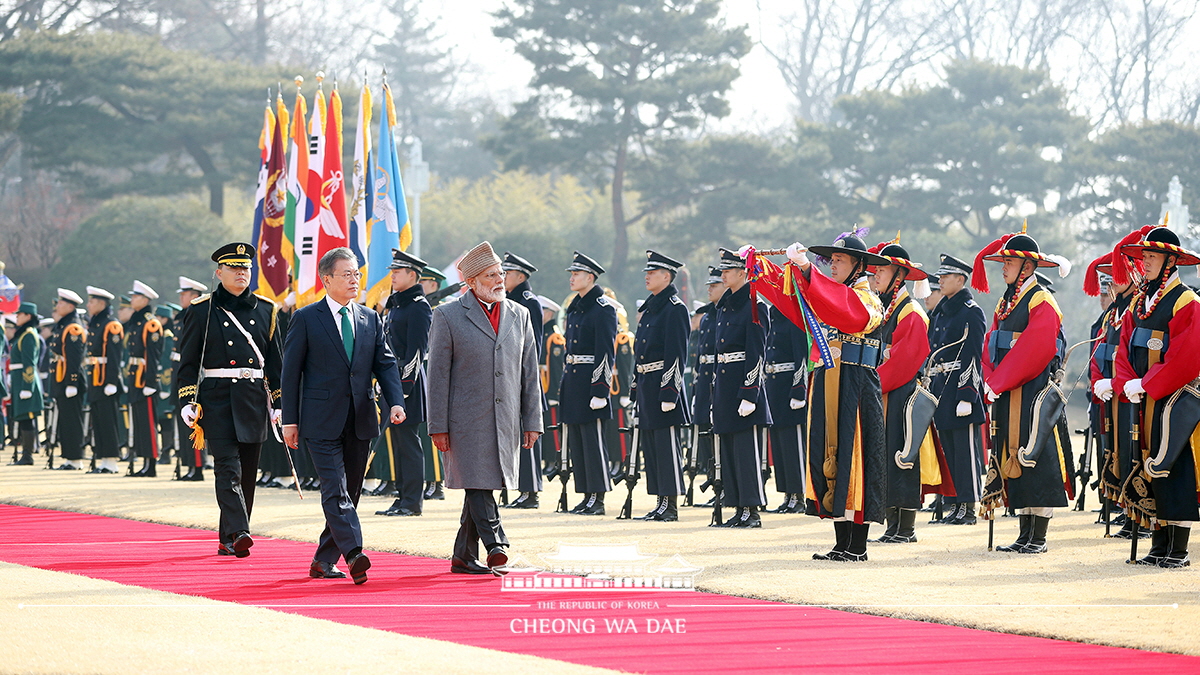 Attending the official welcoming ceremony for Indian Prime Minister Narendra Modi on his state visit to Korea