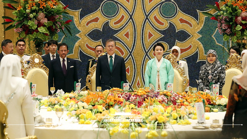 President Moon Jae-in and First Lady Kim Jung-sook attending the state dinner hosted by Sultan of Brunei Hassanal Bolkiah