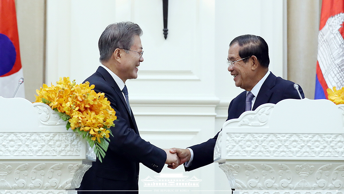 Holding a Korea-Cambodia joint press conference at the Peace Palace in Phnom Penh