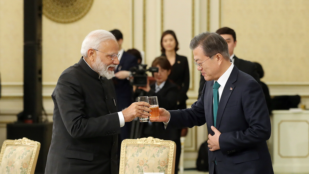 Hosting a state luncheon for Indian Prime Minister Narendra Modi at Cheong Wa Dae