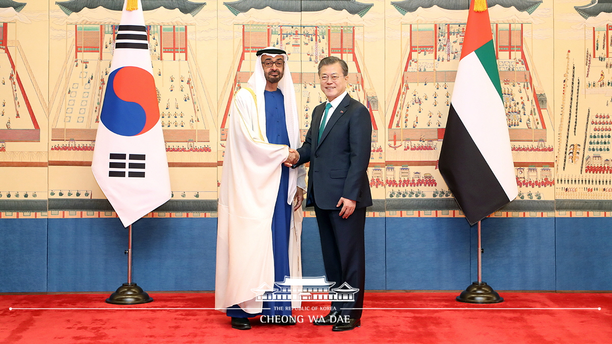 Looking on as Crown Prince Mohammed bin Zayed Al Nahyan of Abu Dhabi signs the guest book and posing for a commemorative photo at Cheong Wa Dae