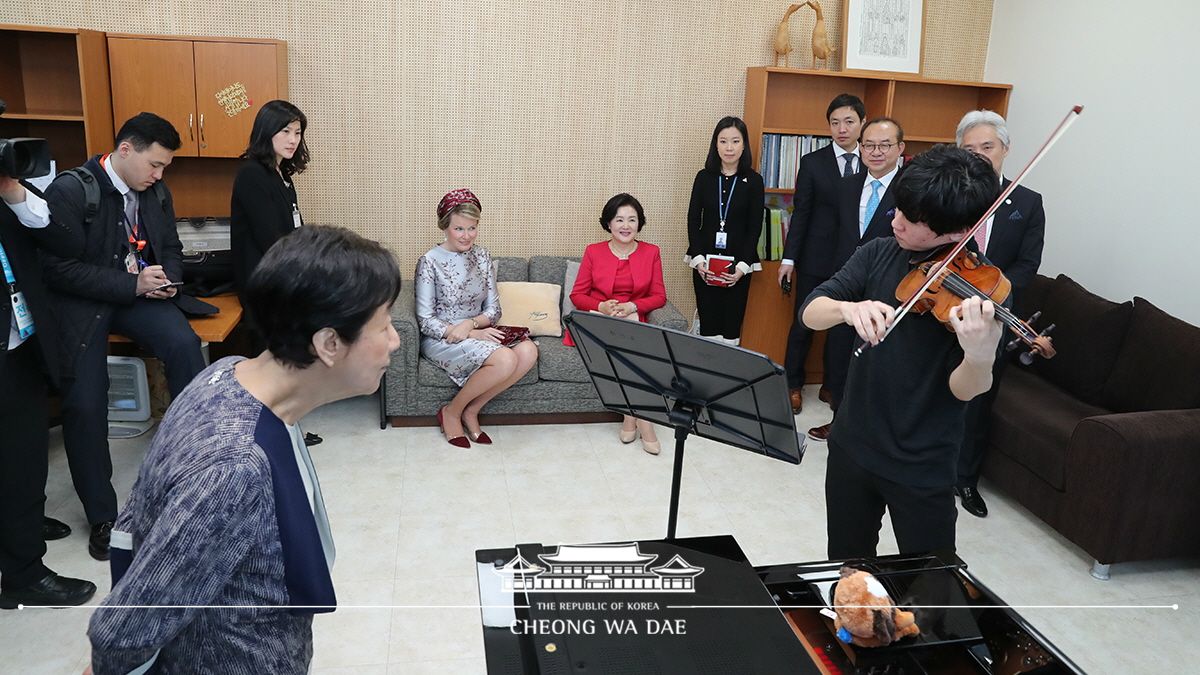 First Lady Kim Jung-sook and Her Majesty the Queen of the Belgians visiting Korea National University of Arts in Seoul