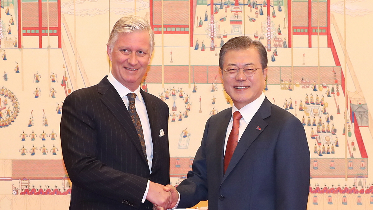 Looking on as His Majesty the King of the Belgians signs the Cheong Wa Dae guestbook