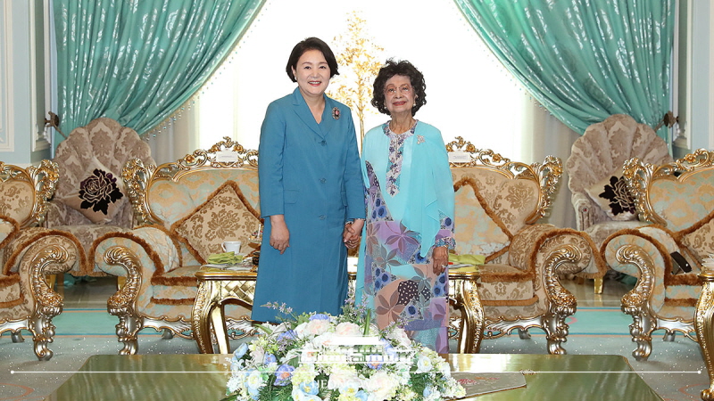 First Lady Kim Jung-sook meeting with Malaysian First lady Siti Hasmah Mohamad Ali