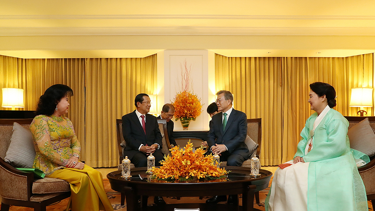 Conversing with Cambodian Prime Minister Hun Sen before a friendship dinner