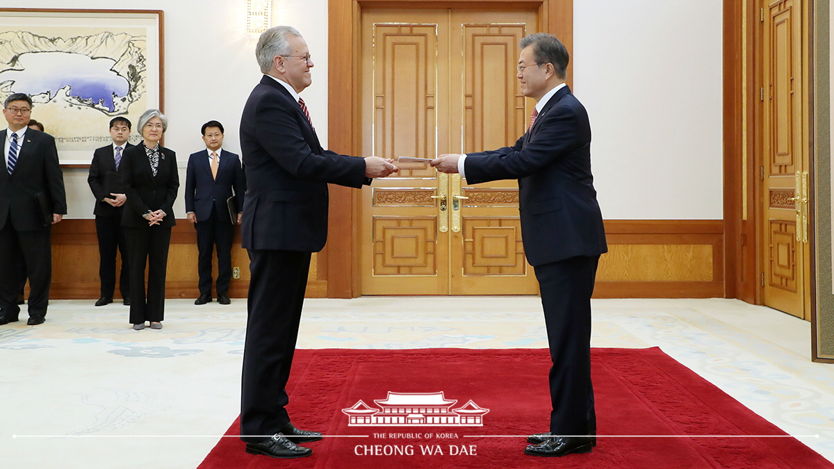 Receiving diplomatic credentials from new ambassadors to Korea at Cheong Wa Dae