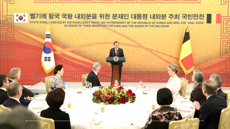 Hosting the state dinner at Cheong Wa Dae for Their Majesties the King and the Queen of the Belgians during their state visit to Korea